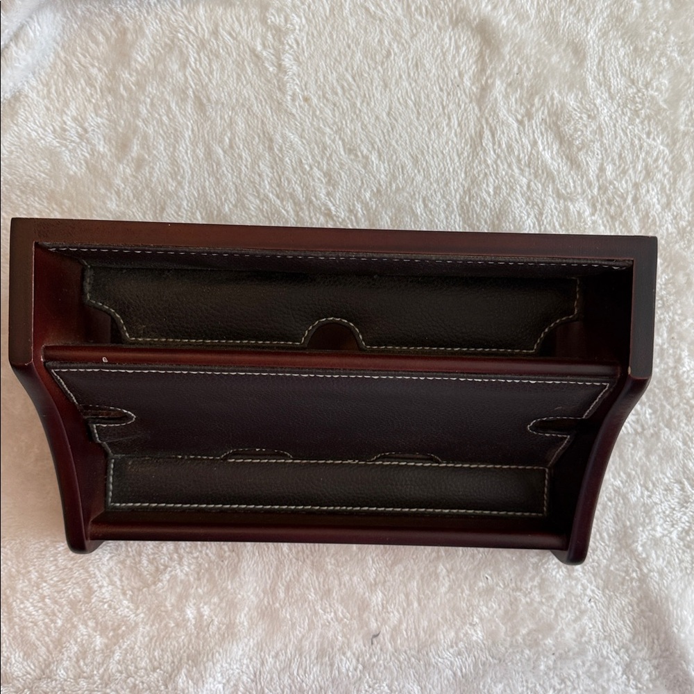 Chaps Wood & Leatherette Charging Station Valet Holds 6 Devices Compact Desktop - Picture 4 of 4